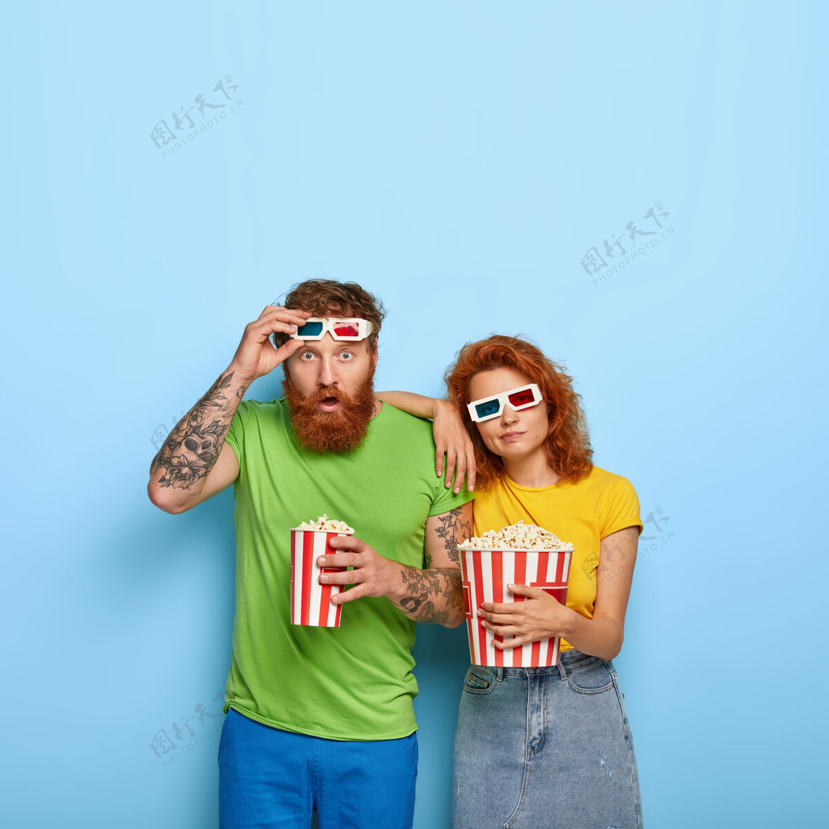电影垂直镜头震惊的男人惊讶地盯着 摘下3d眼镜 悲伤无聊的女人靠在肩膀上 在电影院消磨时间 吃美味的爆米花 在室内摆姿势人和娱乐情侣衣服红发