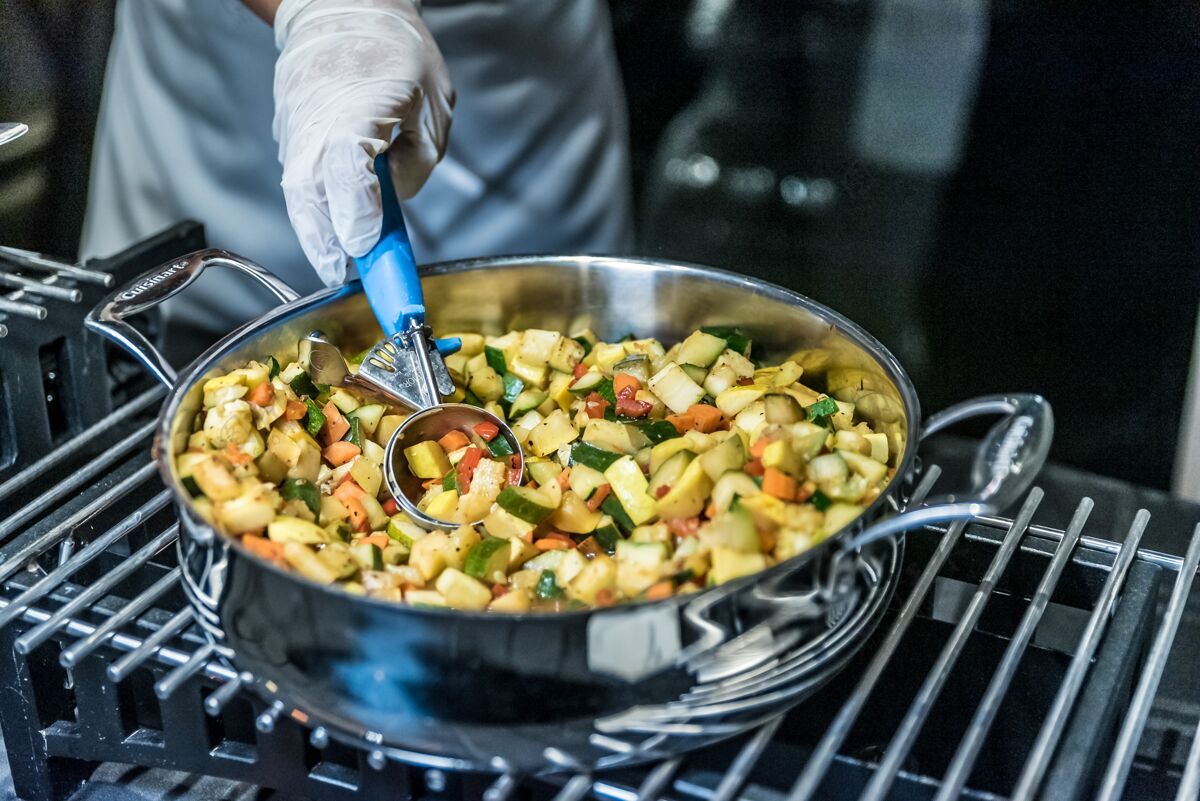 烹饪特写镜头厨师准备一个金属锅蔬菜菜蔬菜烤准备