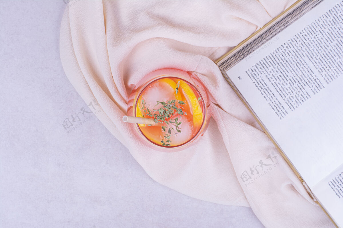 冷香草和香料的奥兰格果汁酒精玻璃柑橘