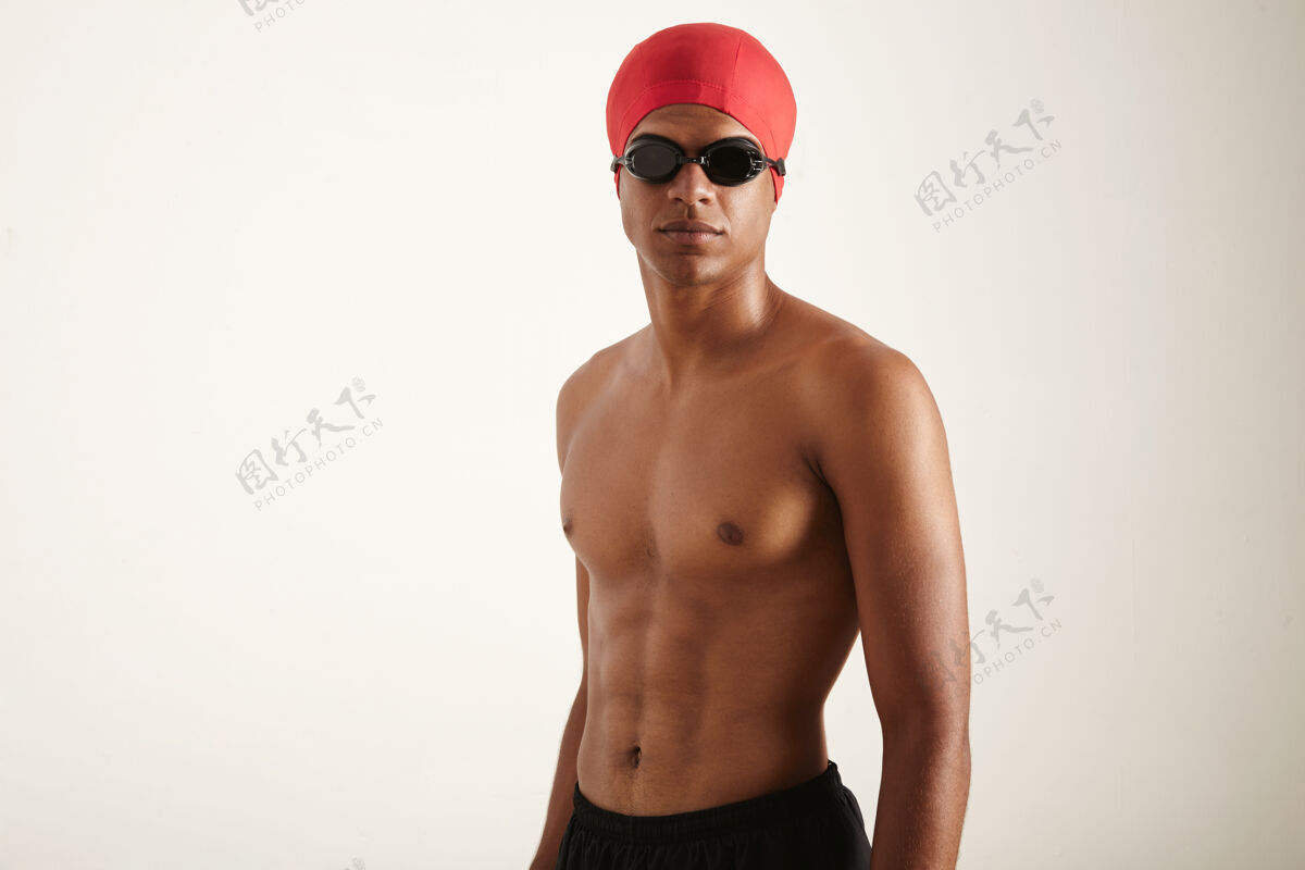 游泳一个健康的奥运游泳运动员戴着红帽子和黑色护目镜在白色的肖像帽子强壮运动