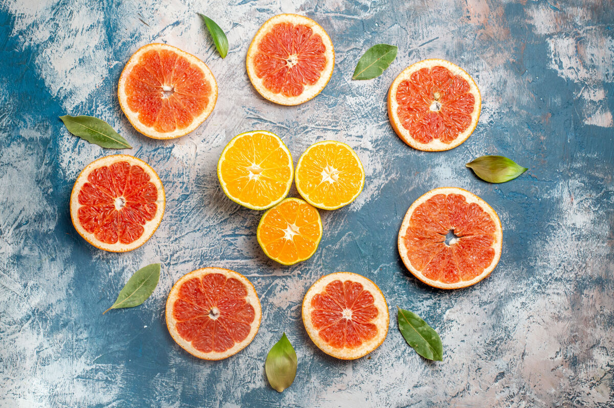 划船顶视图圆排切柚子切橘子蓝白表健康水果甜