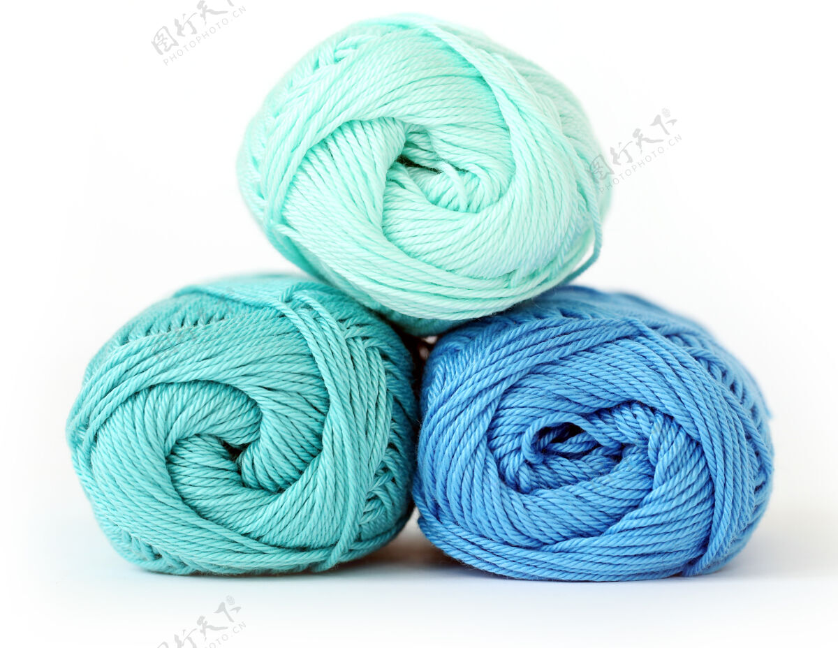 线索编织 特写蓝色的线在桌子上棉花有色羊毛