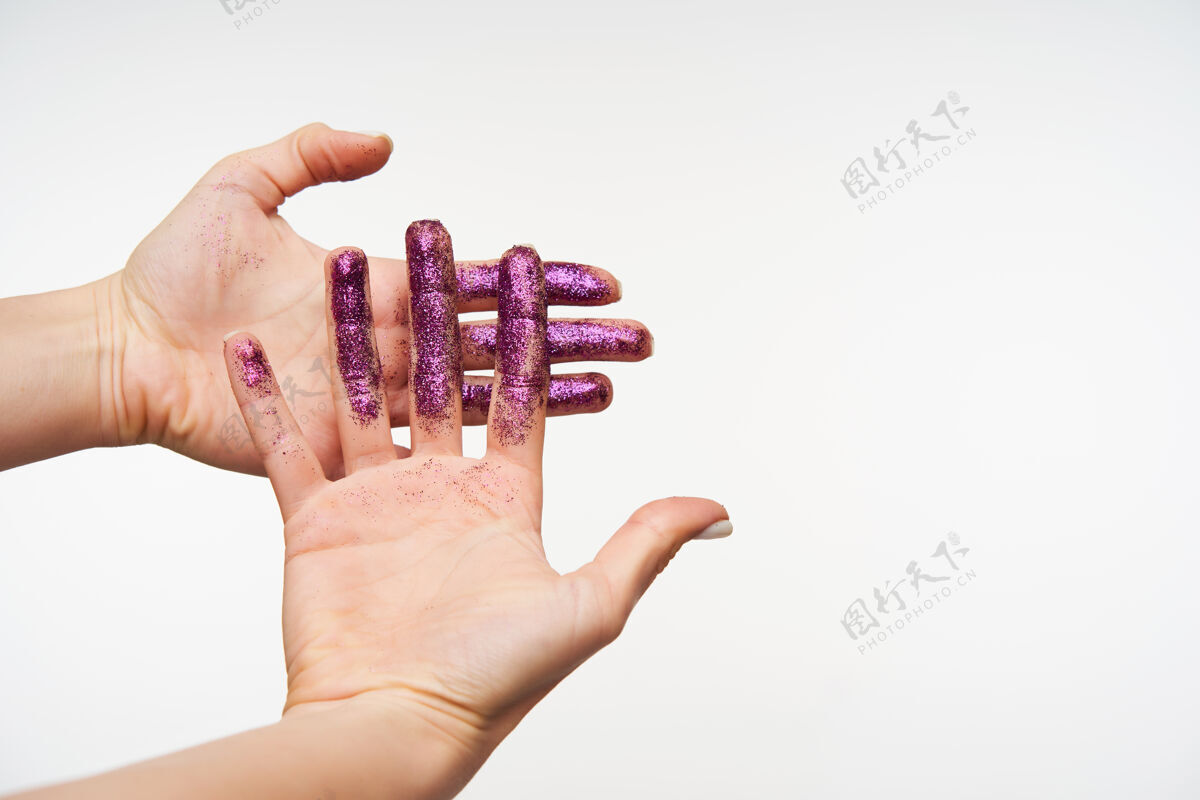 信号室内肖像年轻的皮肤白皙的女士的手掌被提出 而示范紫色闪闪发光 保持一只手在另一只手上 而在白色的姿势姿势女人紫色