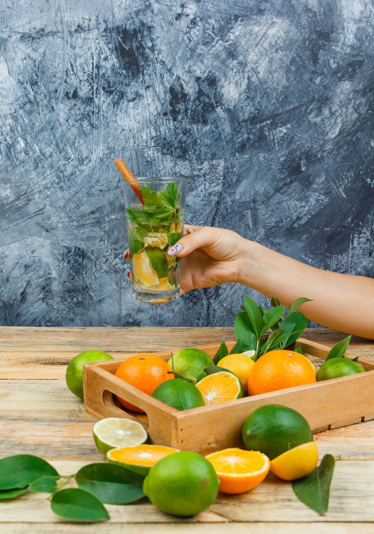 木材用发酵饮料把柑橘类水果放在木箱里关上健康块柠檬