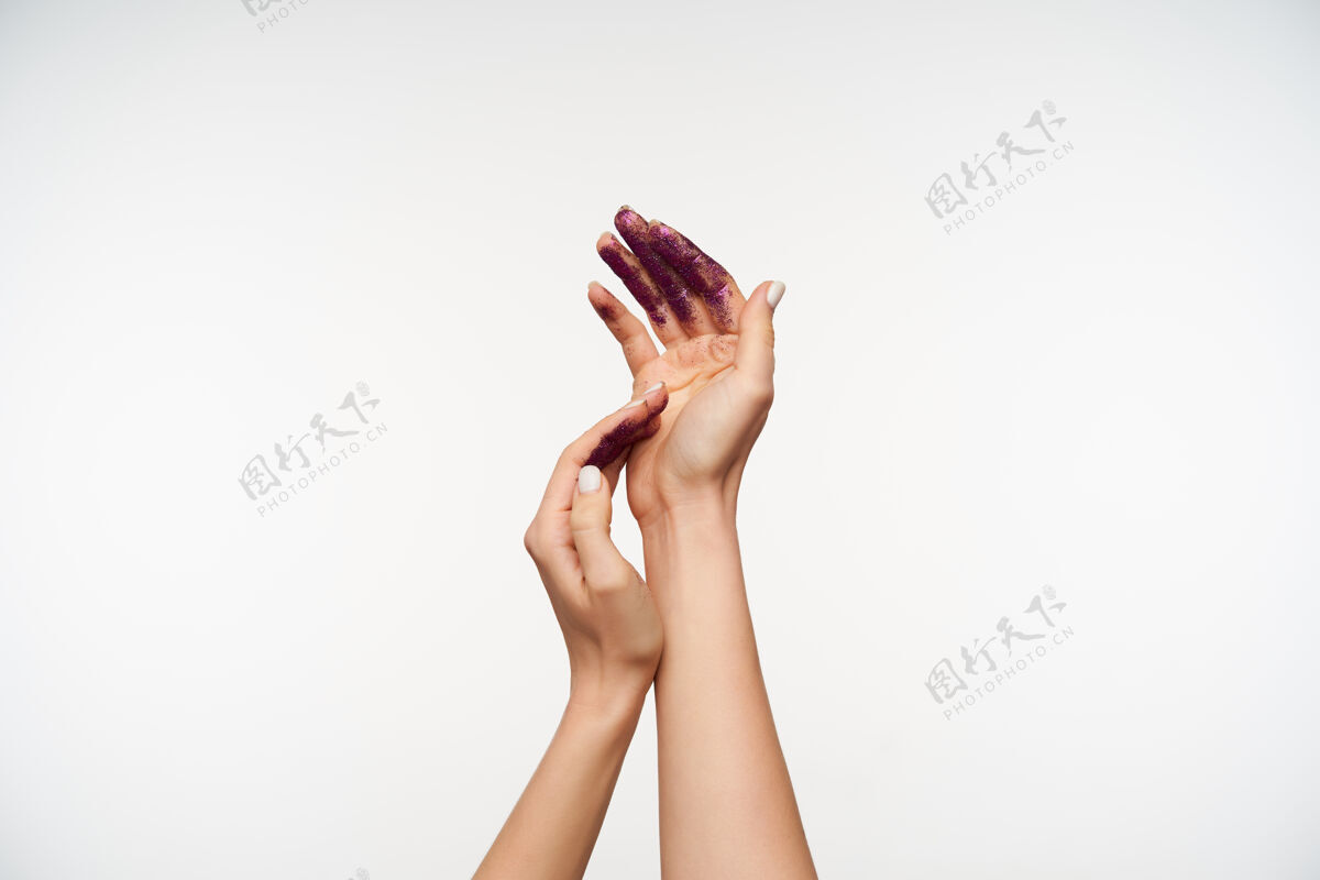 手指优雅的女性美丽的手轻轻地触摸对方 被涂上紫罗兰色的火花 摆出白色的姿势人体语言概念情绪女性金属片