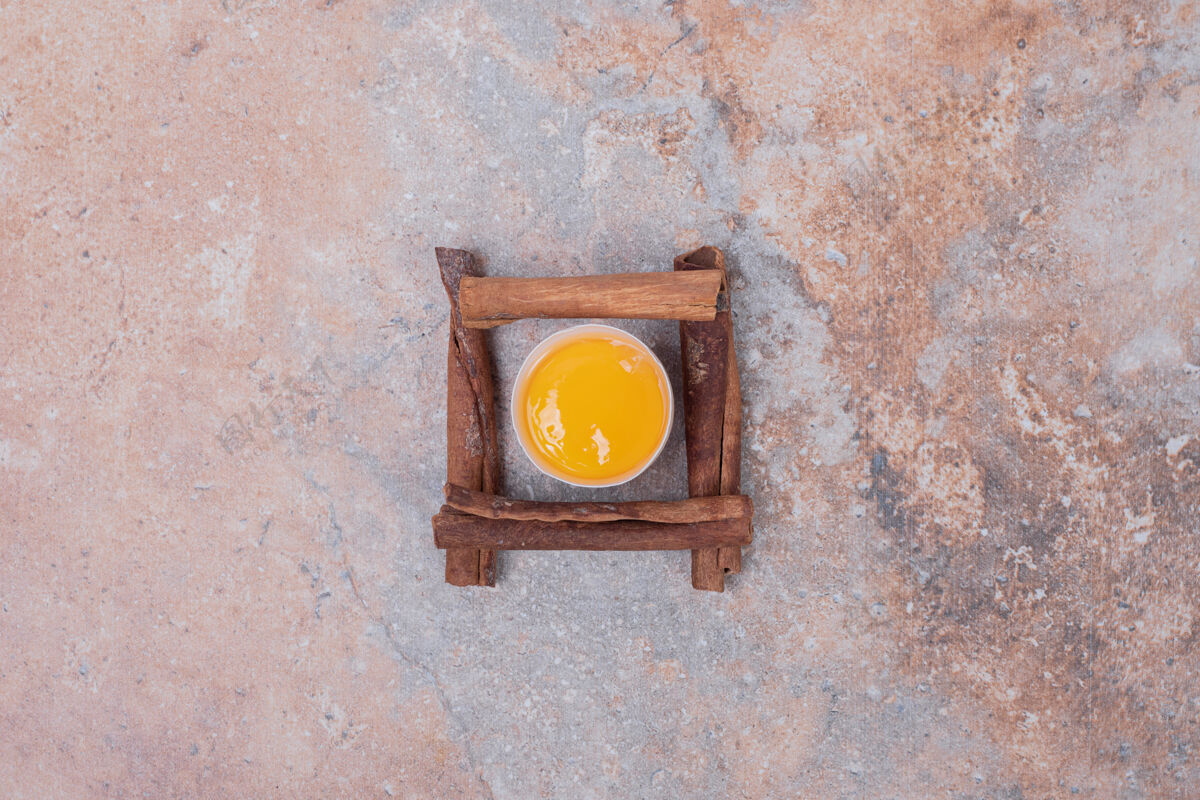 鸡蛋蛋黄肉桂大理石面生的生的蛋黄