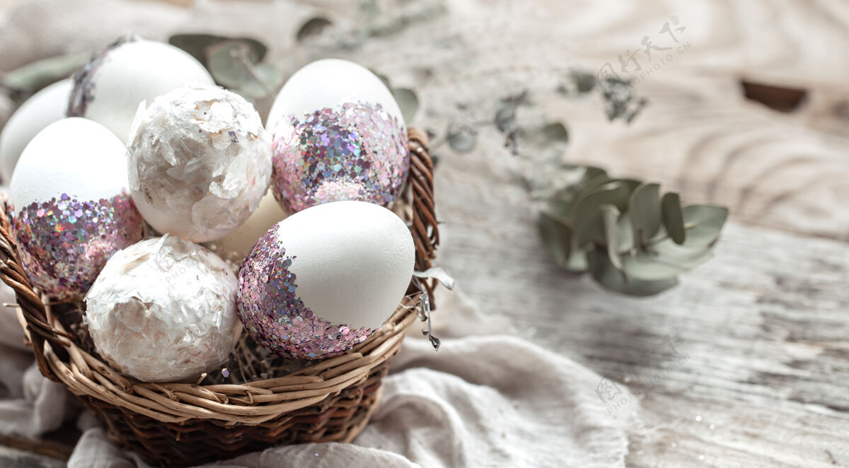 构图一个装着鸡蛋和干花的篮子一个装饰复活节彩蛋的创意复活节彩蛋干花传统