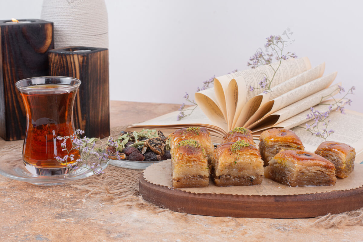 饮料在大理石桌上放上一杯茶和传统的各种烤箱鲜花杯子传统