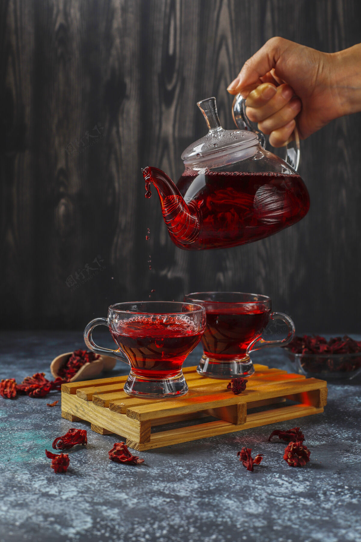 花瓣热木槿茶在一个玻璃杯子和玻璃茶壶茶C维生素