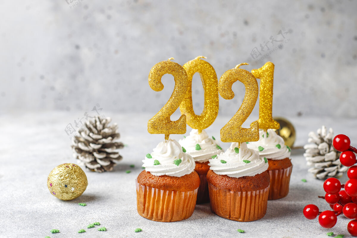 年2021年新年快乐 金烛纸杯蛋糕闪光闪亮新