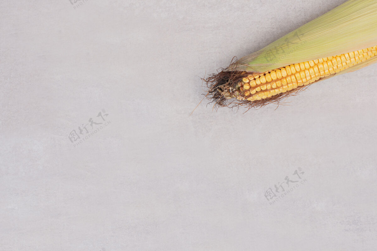 顶部视图新鲜的玉米穗在白色上植物玉米顶部