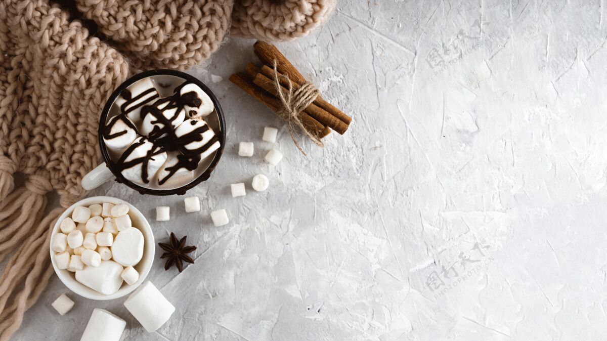 季节美味的热巧克力概念与复制空间棉花糖饮料美味