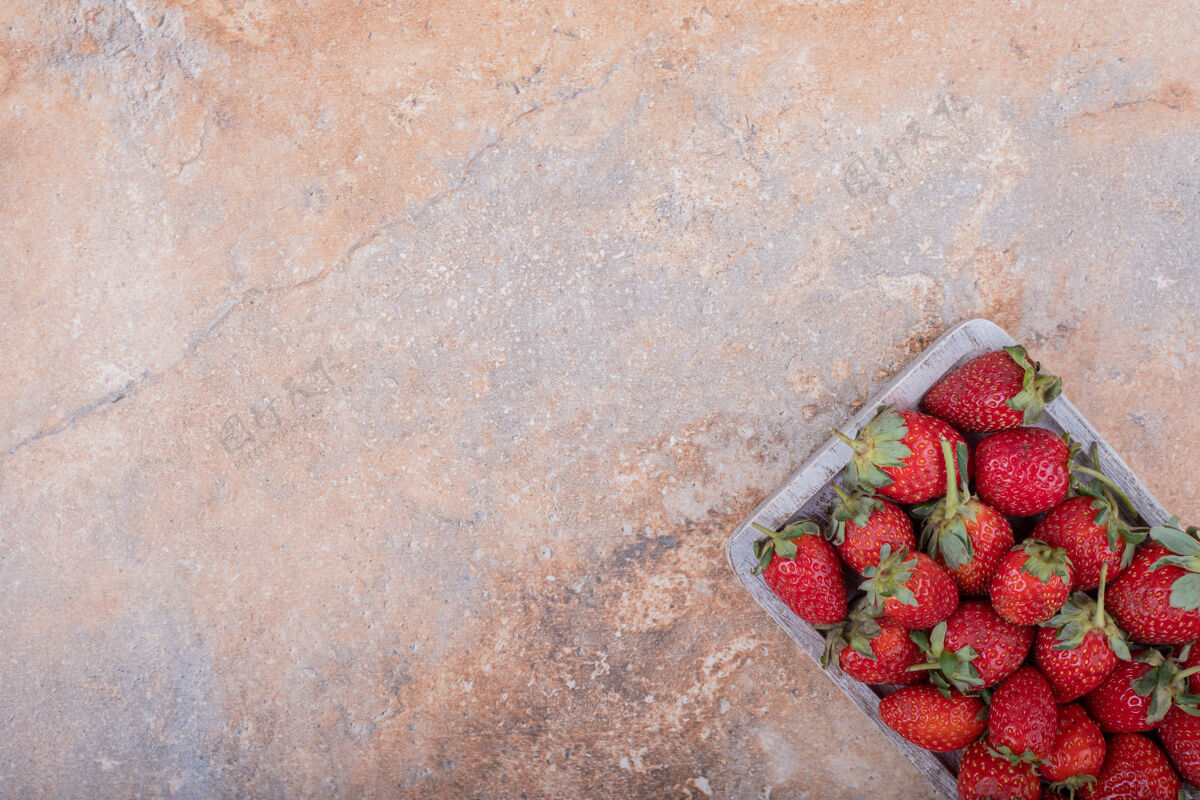 甜味红色草莓放在方形的乡村拼盘上食物产品素食