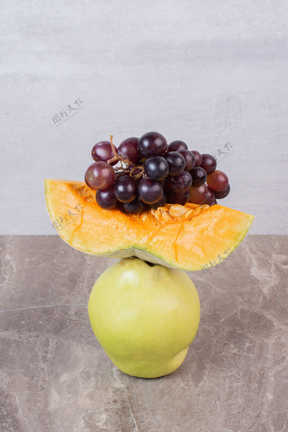 切片在大理石桌上放一片南瓜 木瓜和葡萄水果木瓜成熟