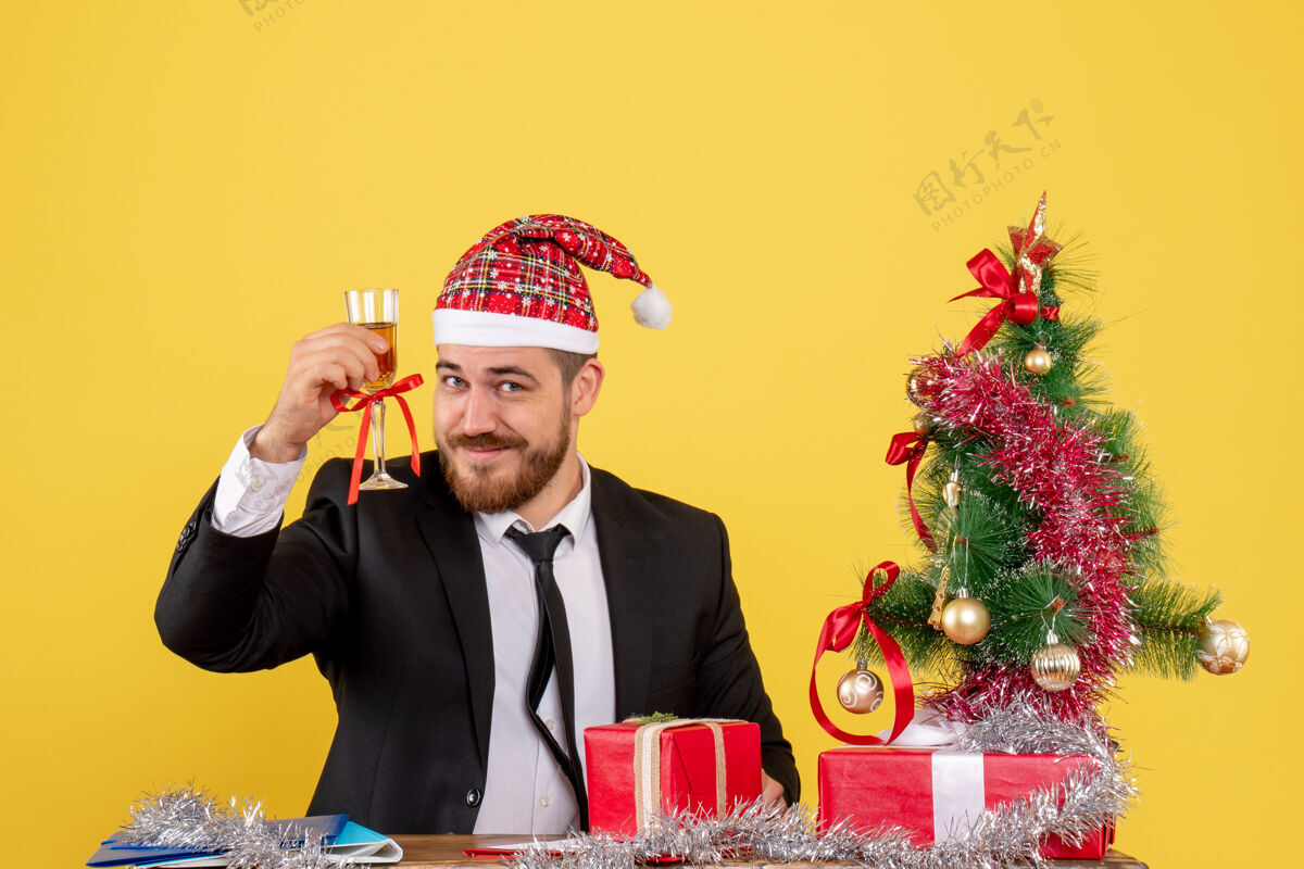 年份正面图黄色香槟庆祝圣诞节的男工人商人主管圣诞节