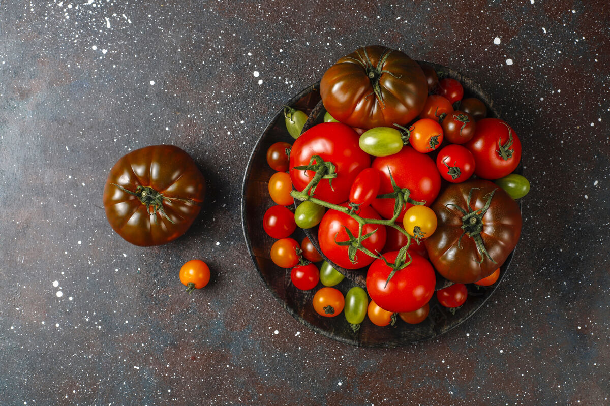 成熟新鲜的有机西红柿美食素食营养