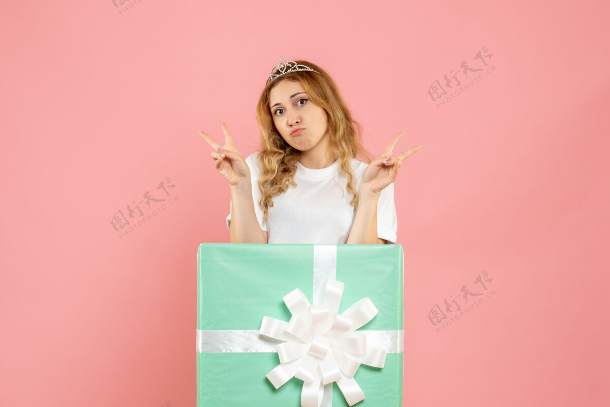 里面蓝色礼品盒内的年轻女性正面图节日肖像丝带