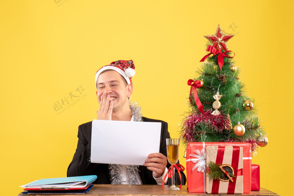 颜色正面图男工人拿着文件坐着笑圣诞节文件工作