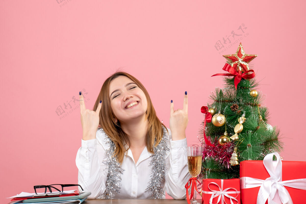 桌子女工坐在桌子后面的正面图 粉色的礼物女性工人粉色情绪