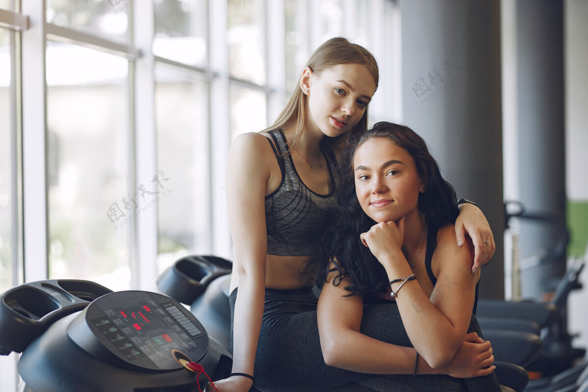 锻炼健身房里的漂亮女孩穿着运动服的运动女士朋友训练女性享受健康