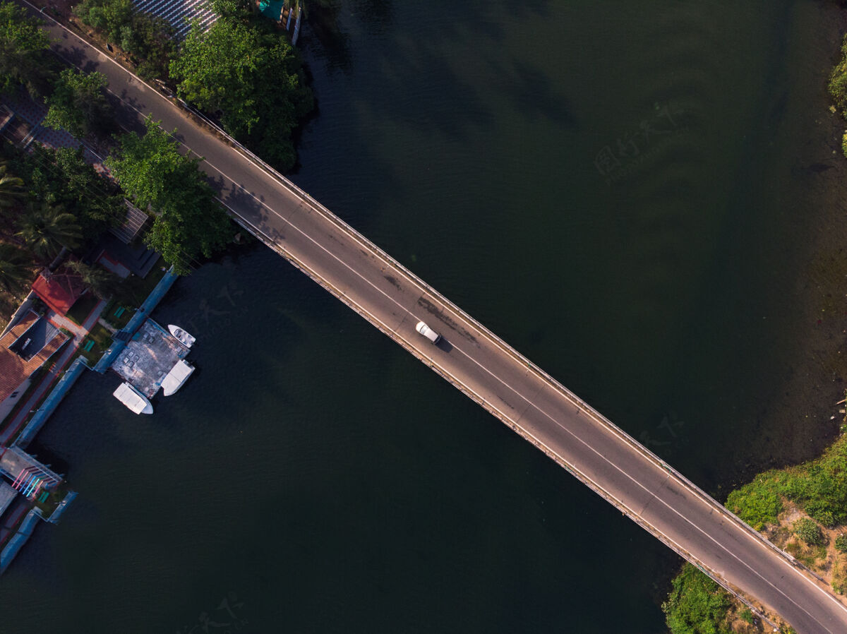 桥梁印度河上公路的俯视图景观交通鸟瞰