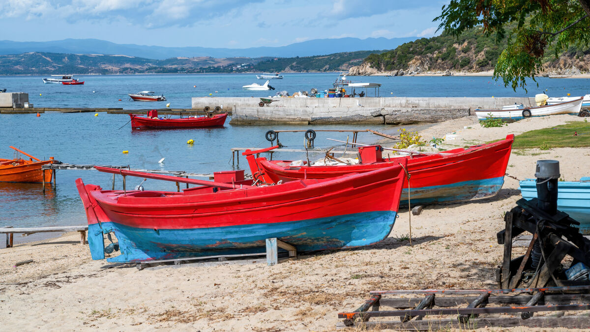 地中海在爱琴海搁浅的木制彩色船成本 码头 游艇和小山在乌拉努波利斯 希腊沙滩海岸线地标