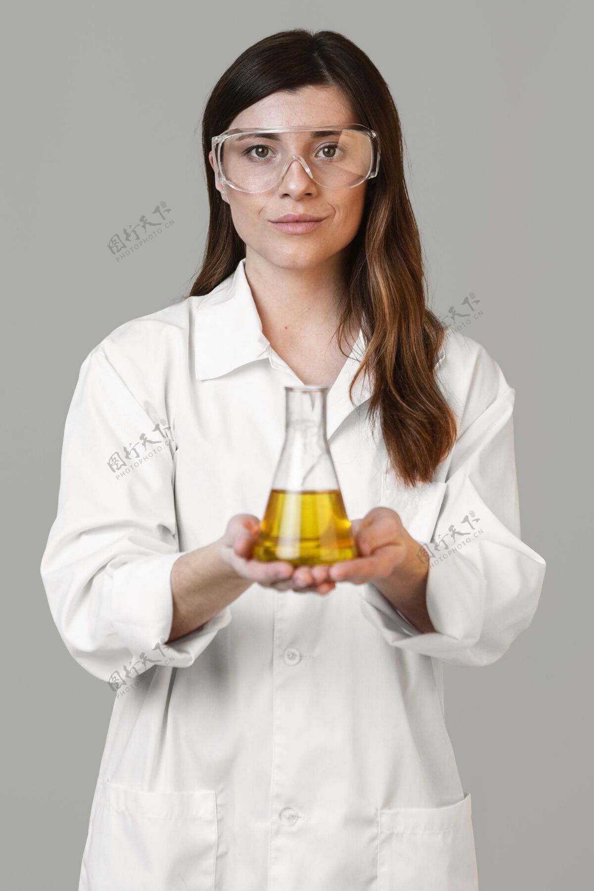 实验戴着安全眼镜和试管的女科学家的前视图试管眼镜科学家