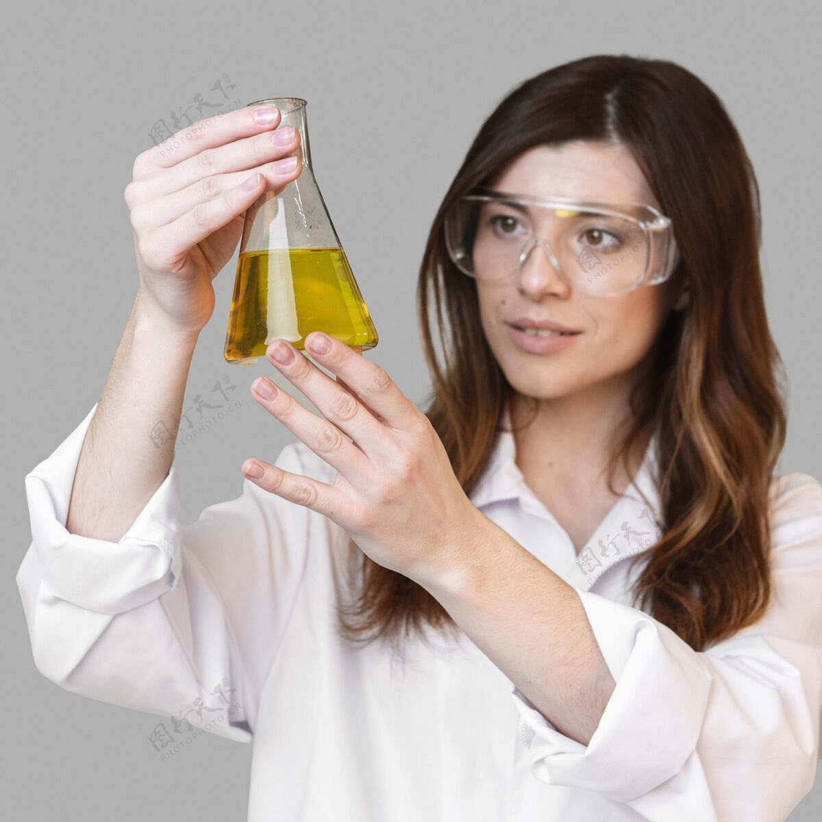 科学女化学家戴着护目镜拿着试管化学家安全眼镜实验