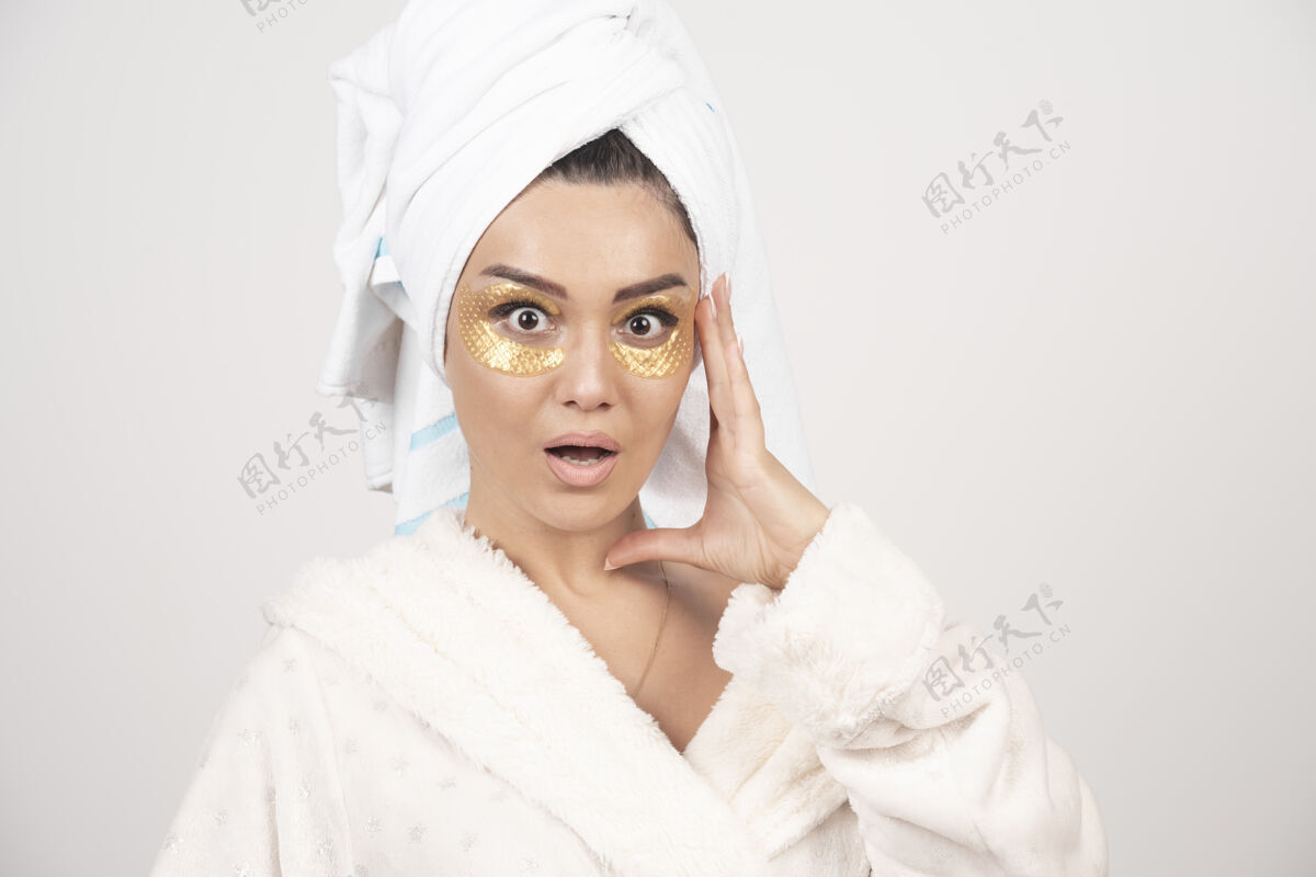 护理一位戴着水凝胶眼罩的女士的照片成人女性浴袍