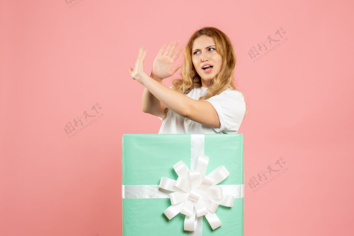 蓝色正面图：站在蓝色礼品盒内的年轻女性礼物人盒子