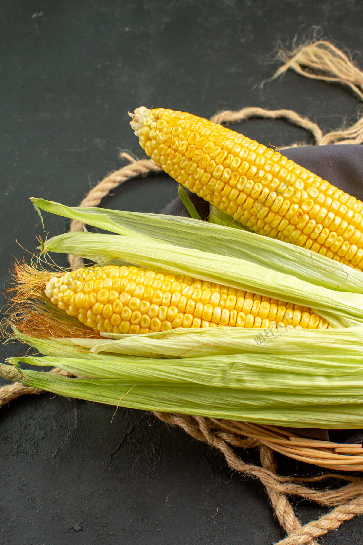 健康前视图新鲜生玉米在篮子里油黄食品
