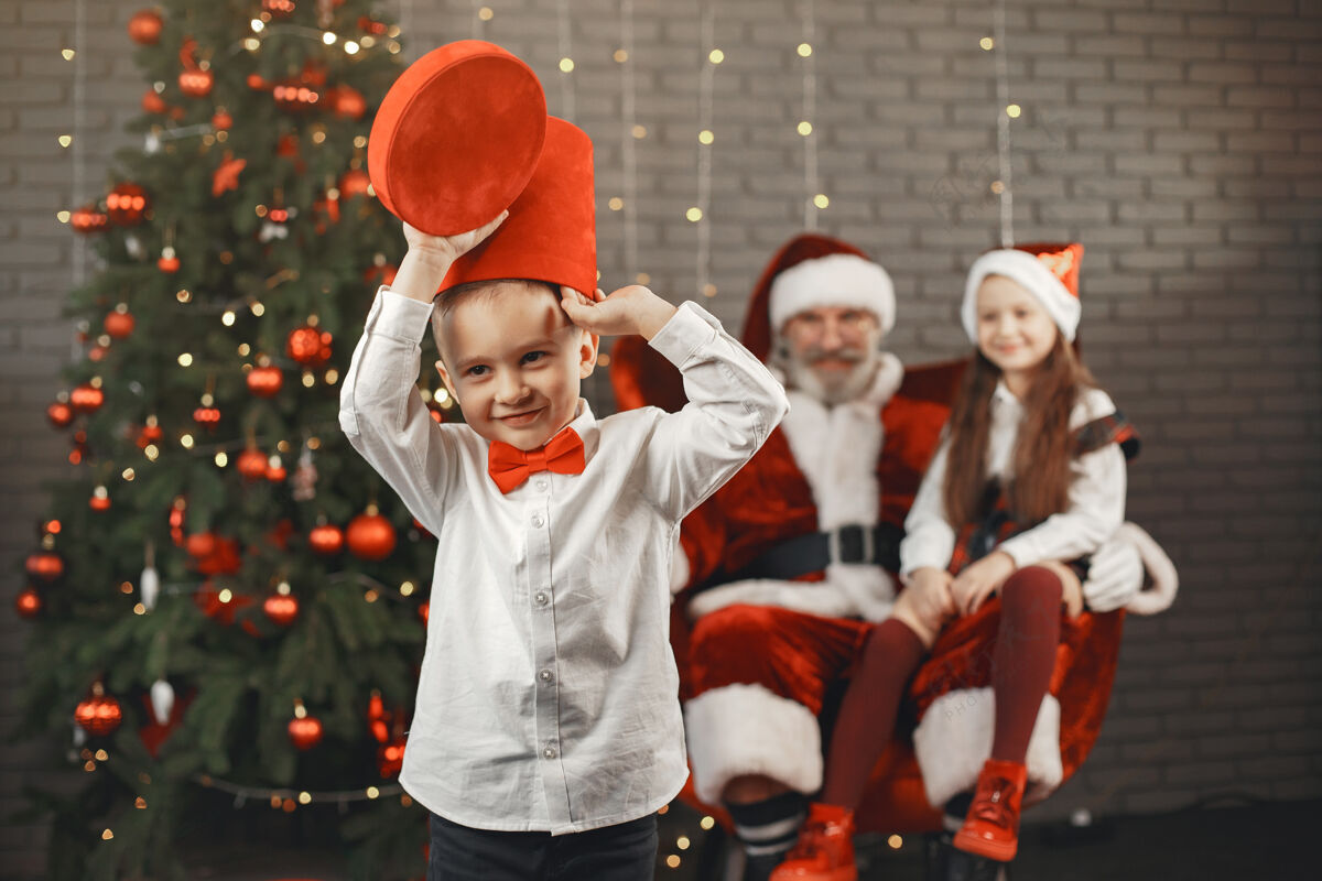 快乐圣诞节 孩子们和礼物圣诞老人给孩子们带来礼物快乐的孩子们带着礼物拥抱圣诞老人圣诞老人圣诞老人圣诞