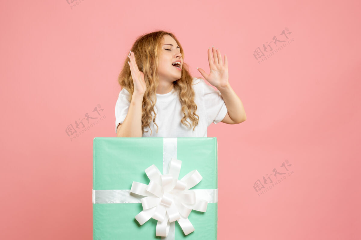聚会正面图：站在蓝色礼品盒内的年轻女性睡衣情感睡眠