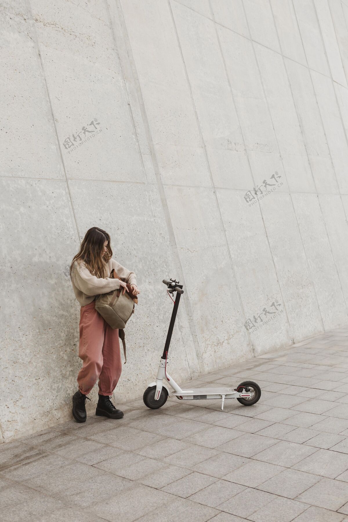 年轻骑电动车的年轻女子交通女士Escooter