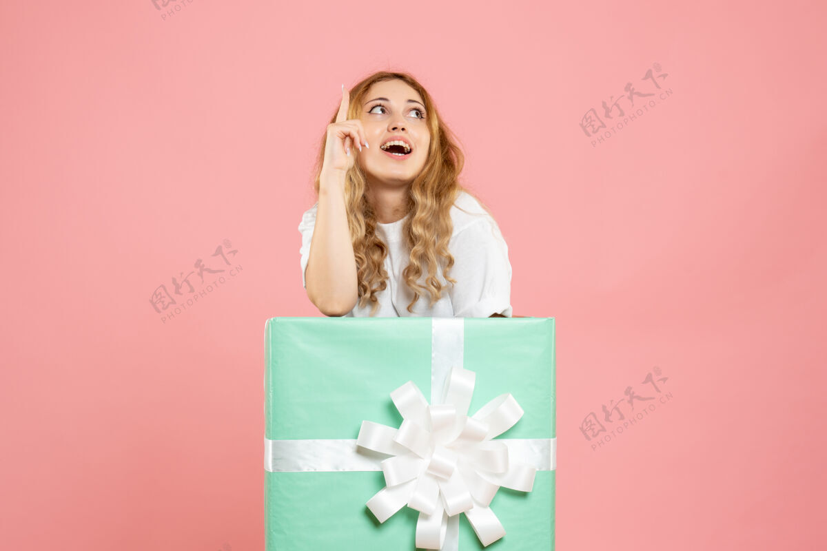 里面正面图：站在蓝色礼品盒内的年轻女性节日年轻漂亮