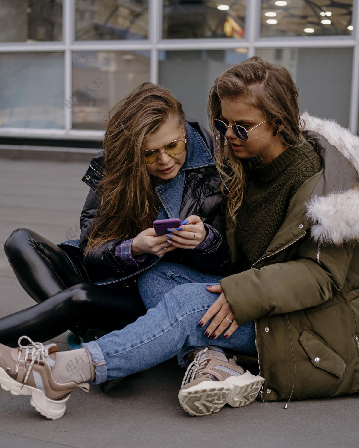 手机女性朋友一起在户外用智能手机手机业余爱好娱乐