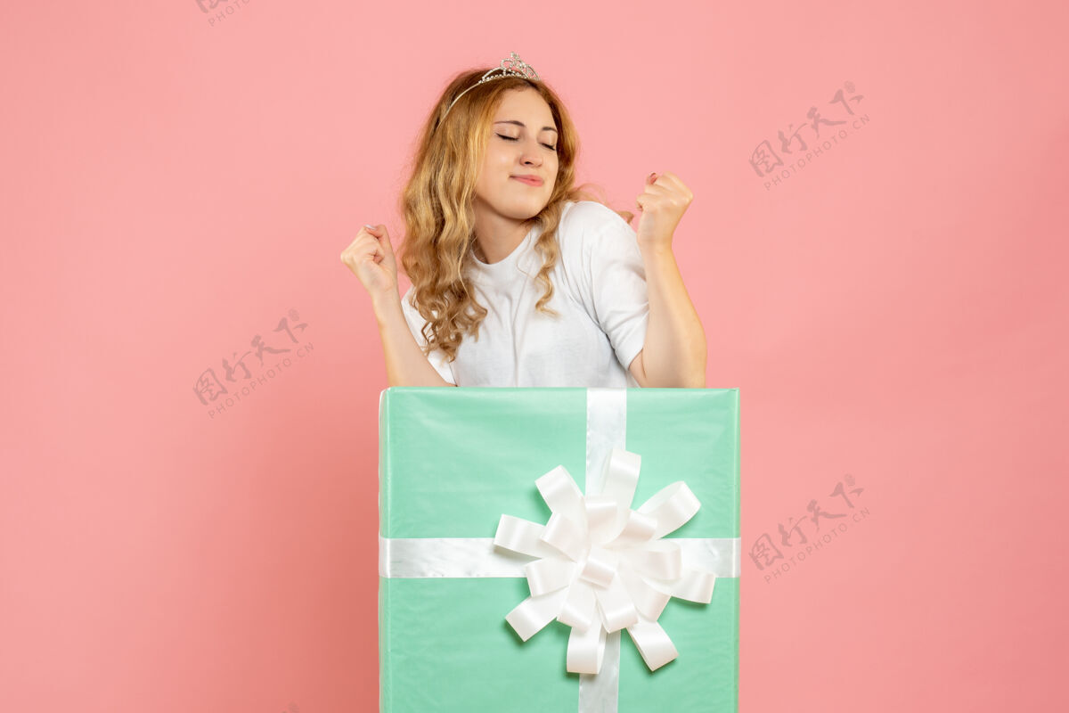 年轻蓝色礼品盒内的年轻女性正面图女性女孩人