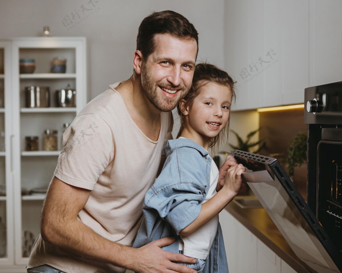 孩子爸爸和女儿在家一起烤饼干厨房一起侧视图
