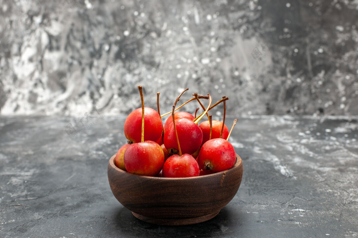 樱桃近距离观看棕色碗中的新鲜樱桃美味碗蔓越莓