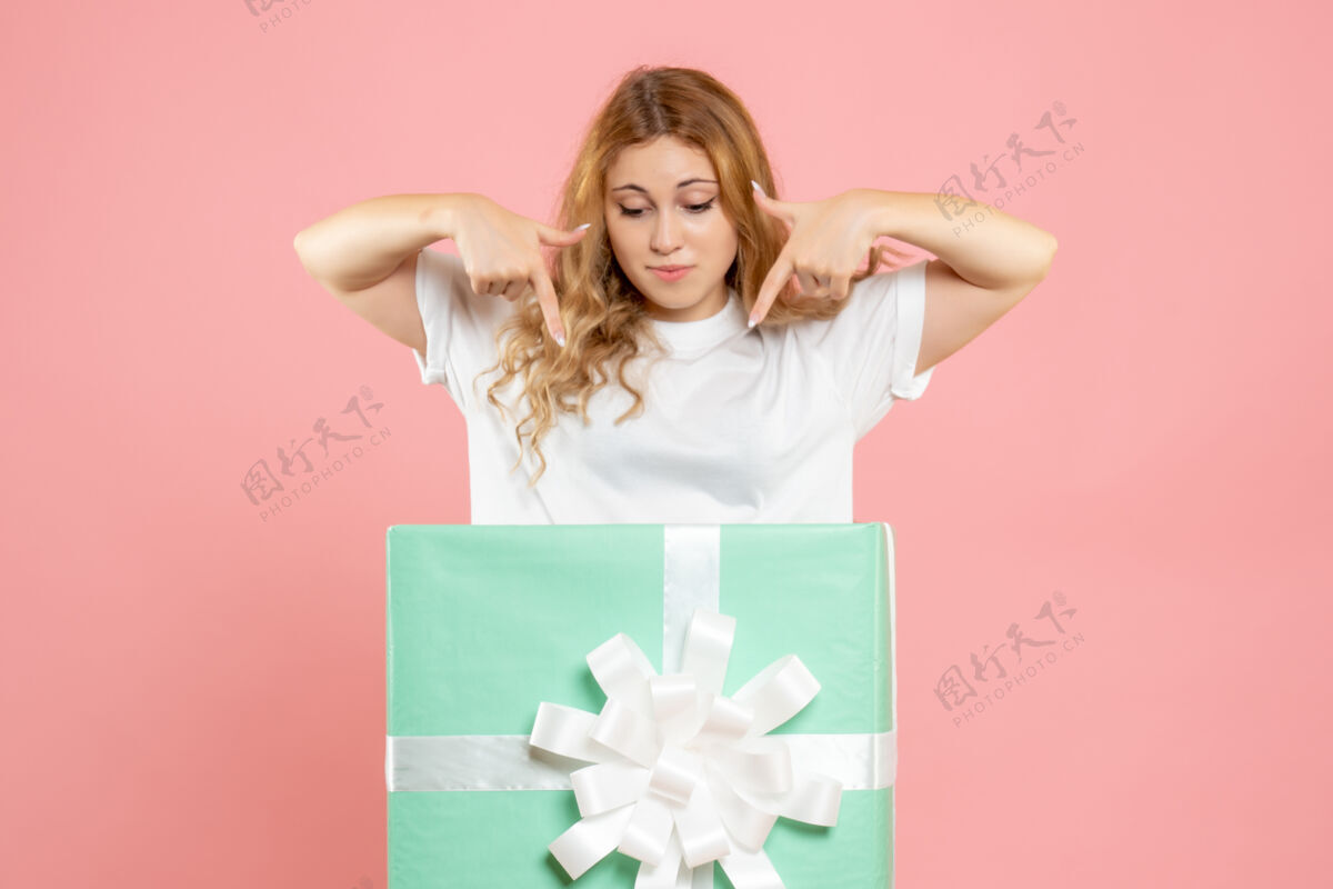 年轻女性正面图年轻女性站在礼品盒内女性节日成人