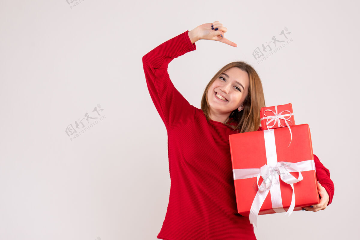 成人前视图年轻女性与圣诞礼物可爱女性微笑