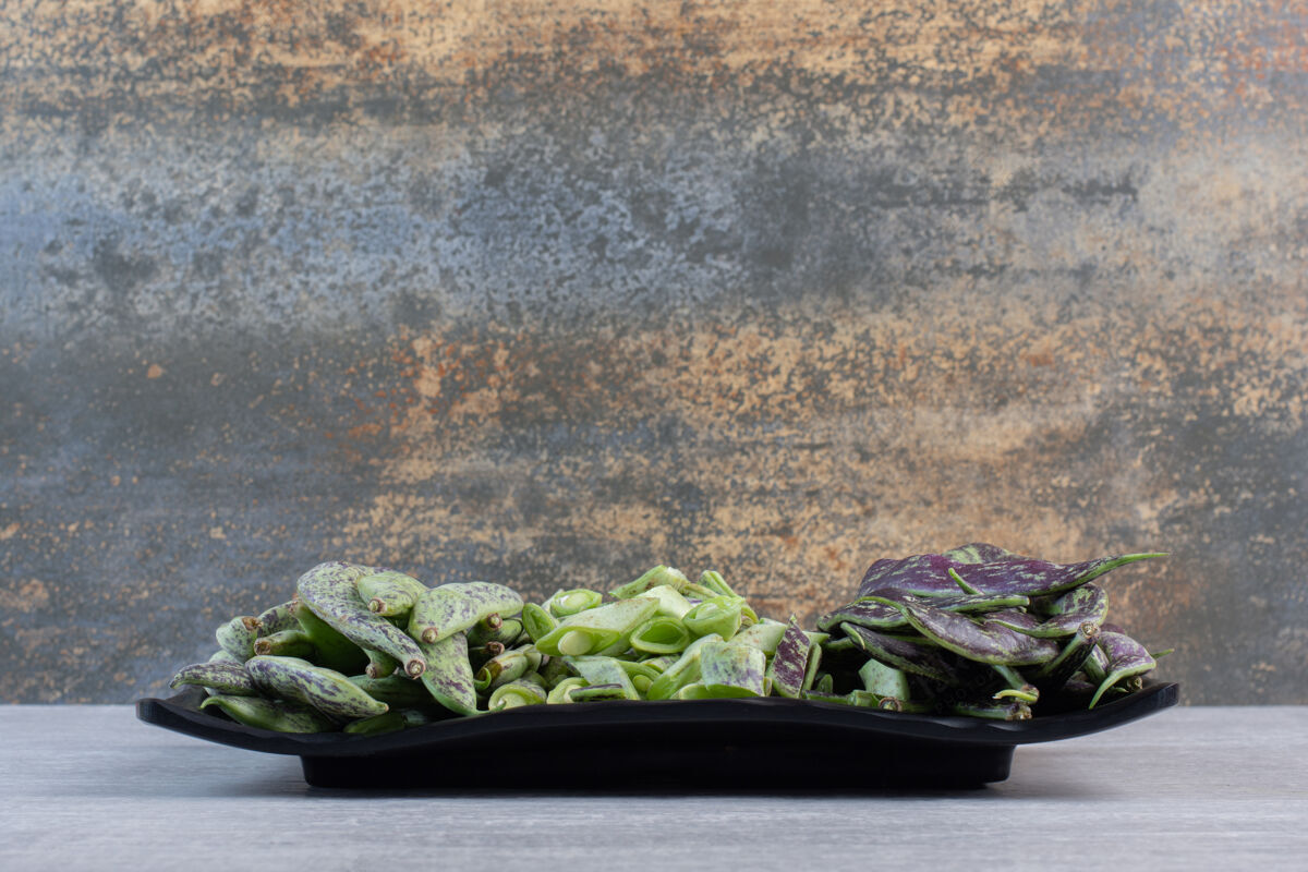 菜肴一束绿豆放在黑色的盘子里高质量的照片有机绿色生的