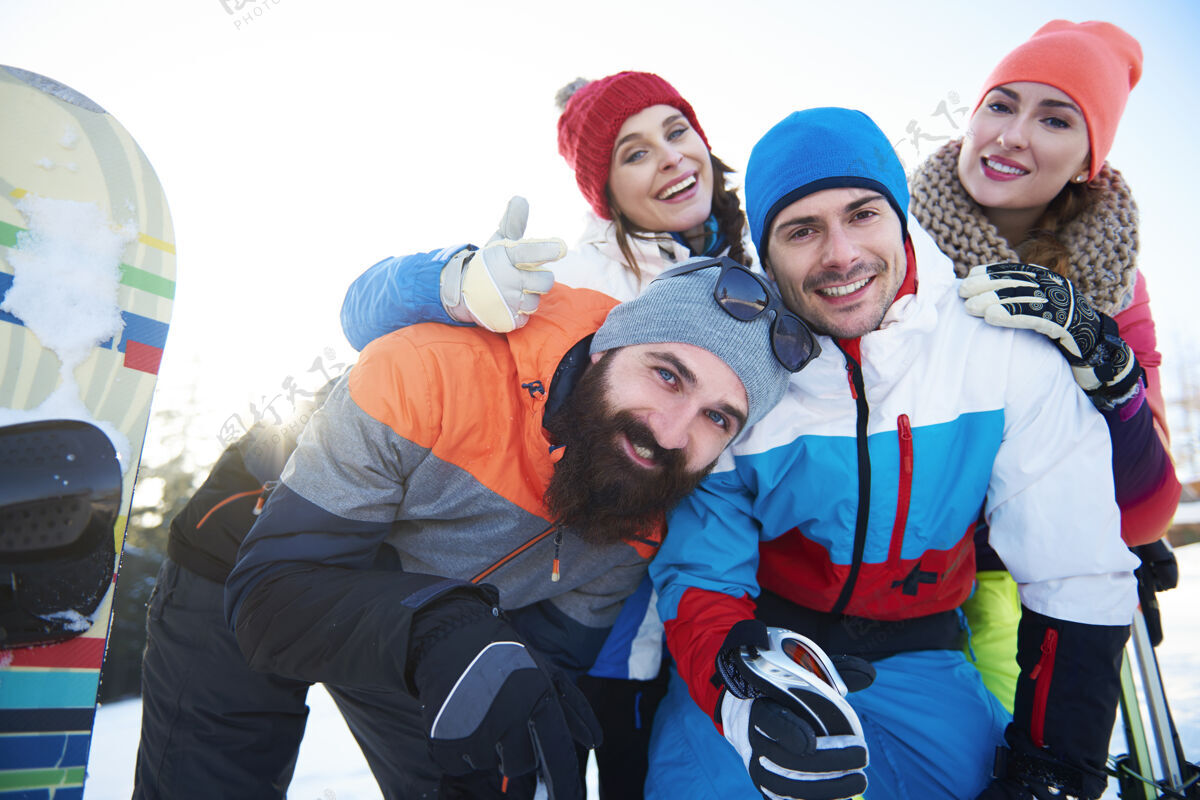 团体精彩的假期充满了最好的船员滑雪服胡须嬉戏