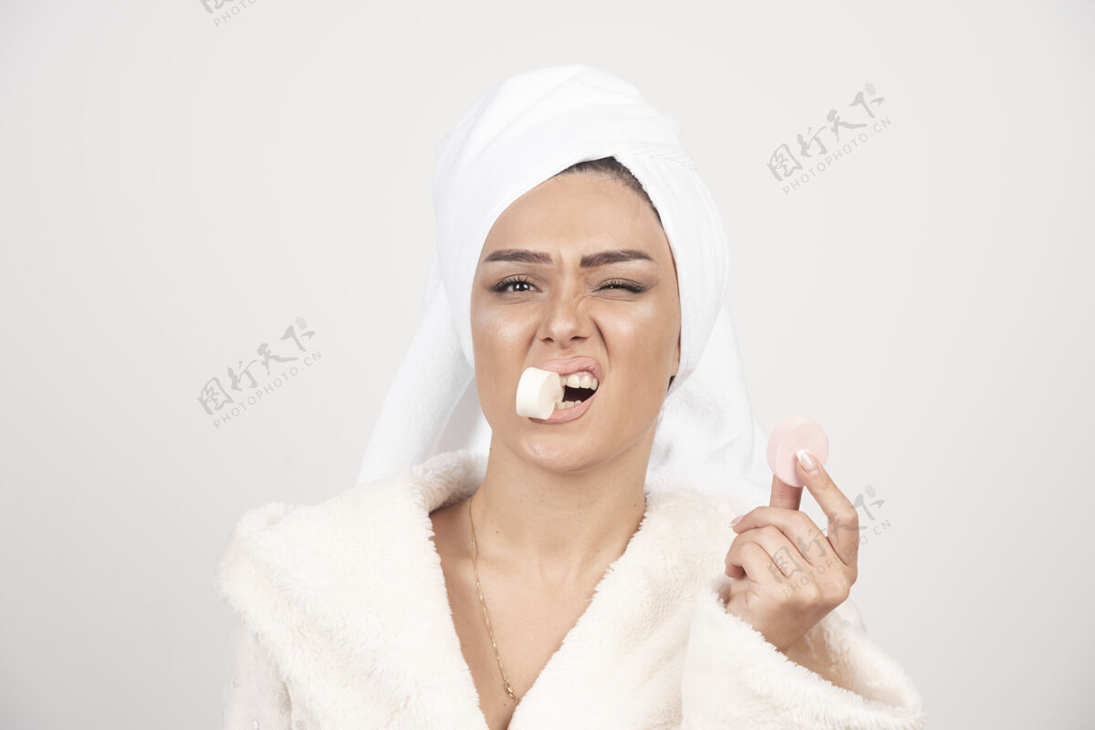 女性一个穿着浴衣化妆的年轻女人治疗肖像白人