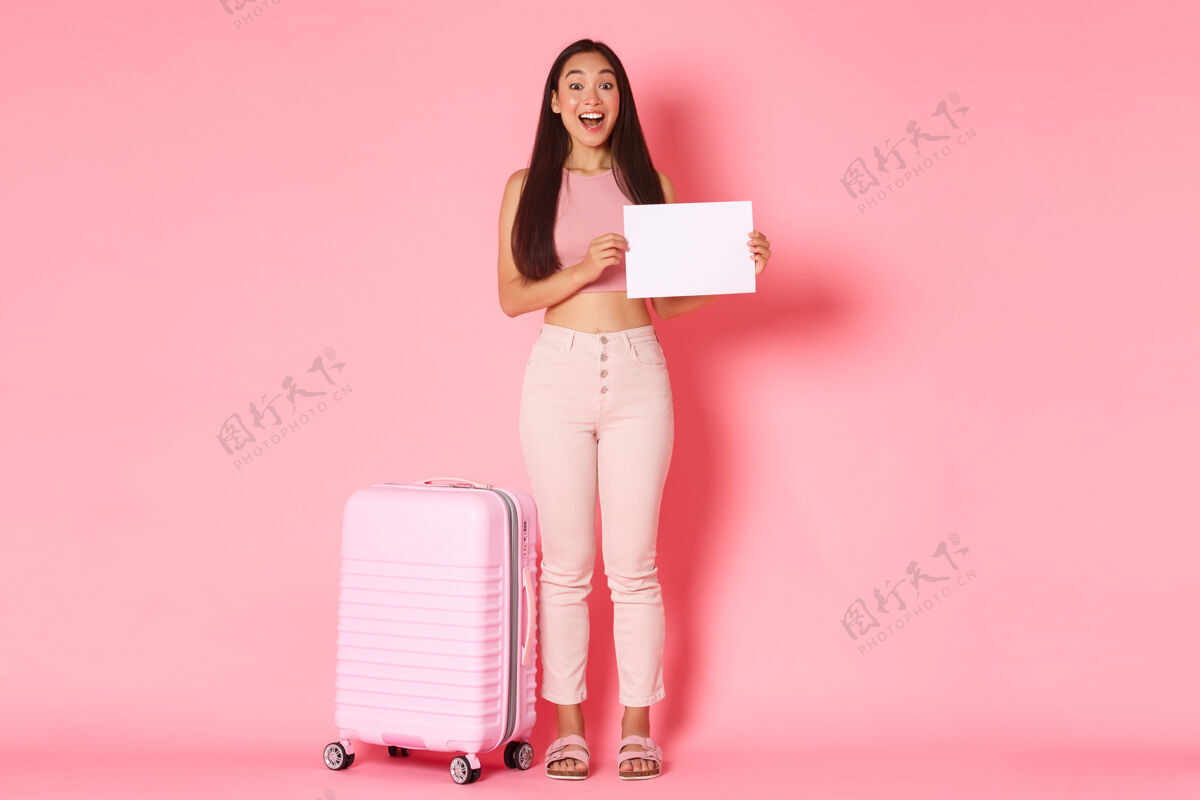 韩国带着手提箱的年轻女子全长乐趣旅游