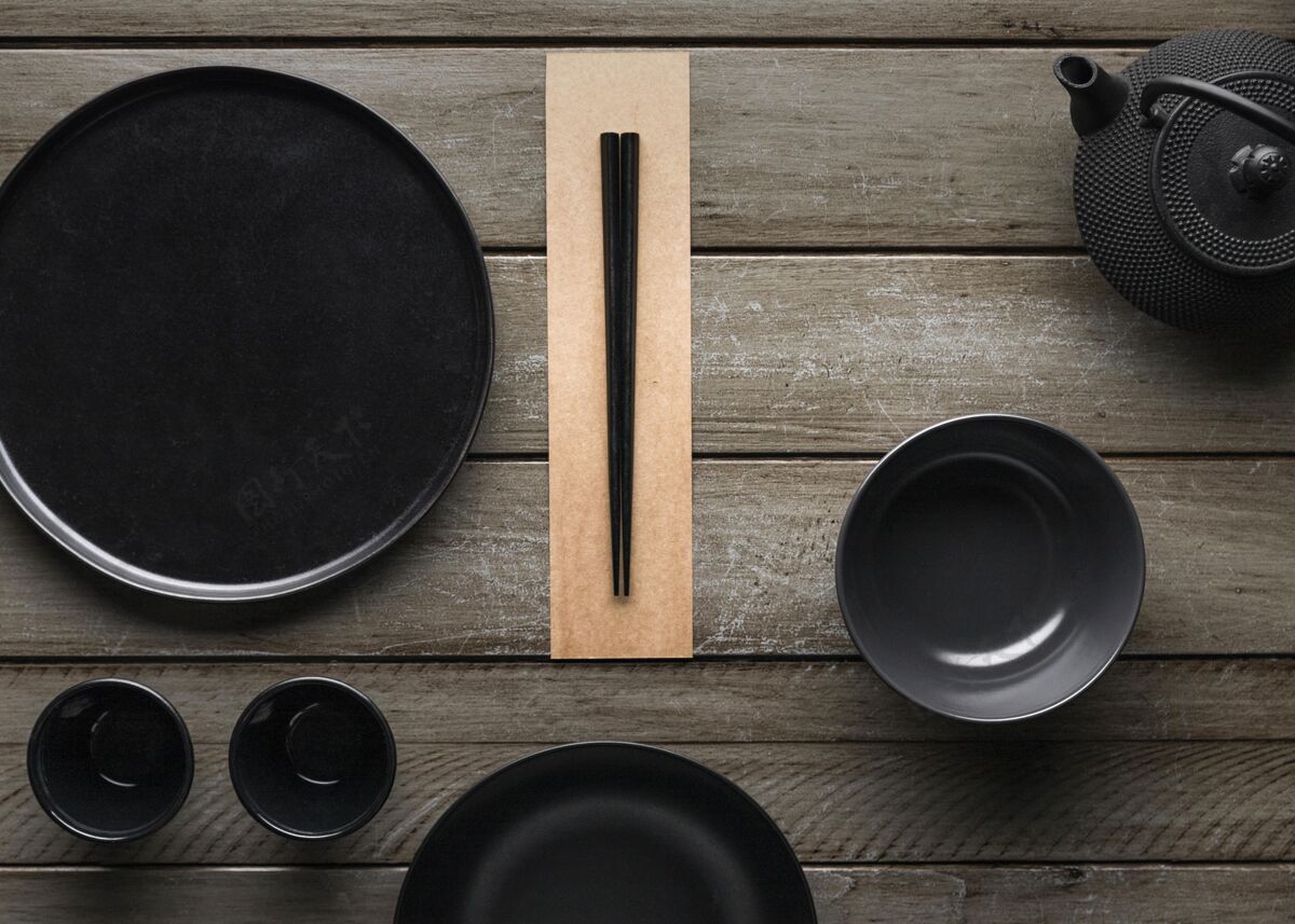 陶器筷子和茶壶盘子的顶视图茶壶盘子平铺