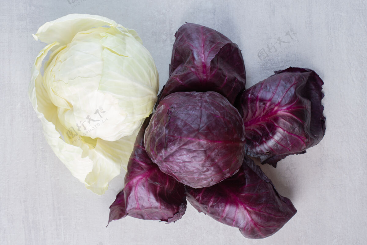 天然新鲜的紫色和白色的卷心菜在石头表面高品质的照片卷心菜蔬菜新鲜