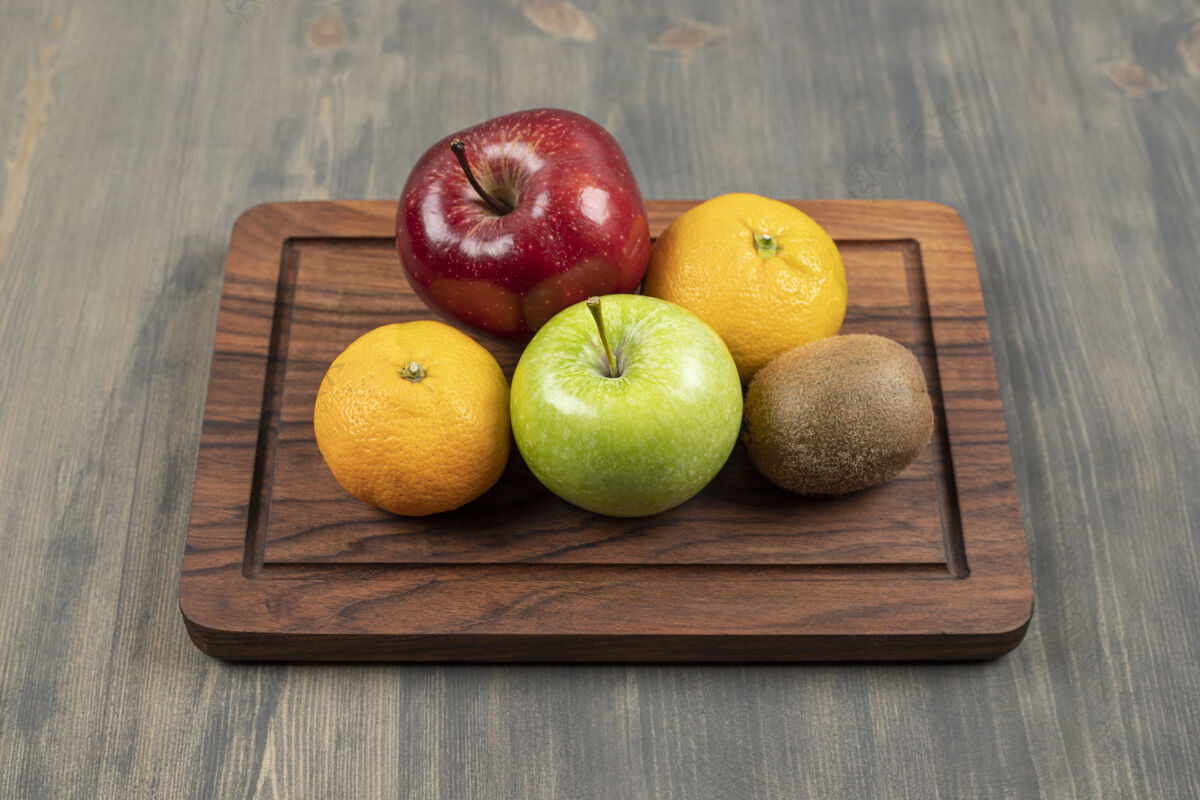 橘子美味的各种水果放在木桌上高质量的照片美味生的食物