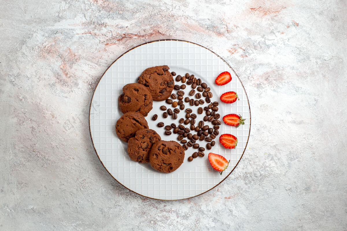 饼干俯瞰美味的巧克力饼干与巧克力片白色背景饼干糖甜烤蛋糕饼干水果景观饼干