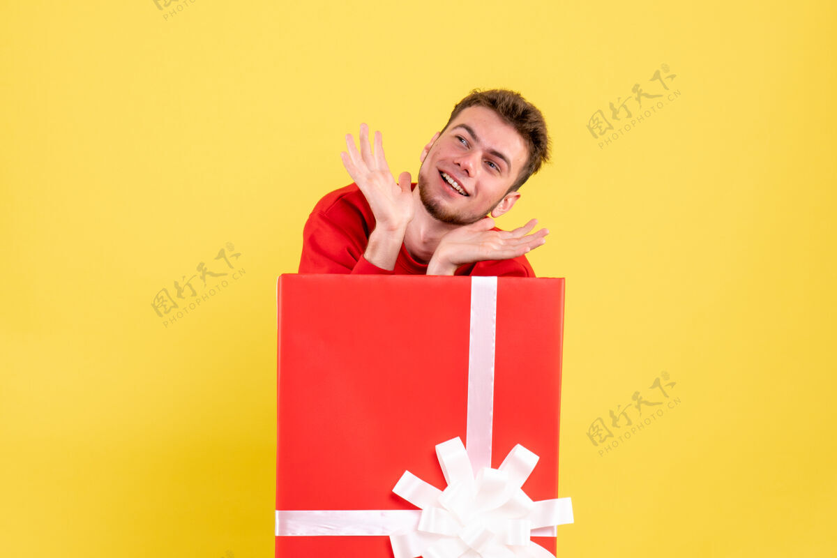 年轻正面图年轻男性站在礼品盒内笔记本情感年